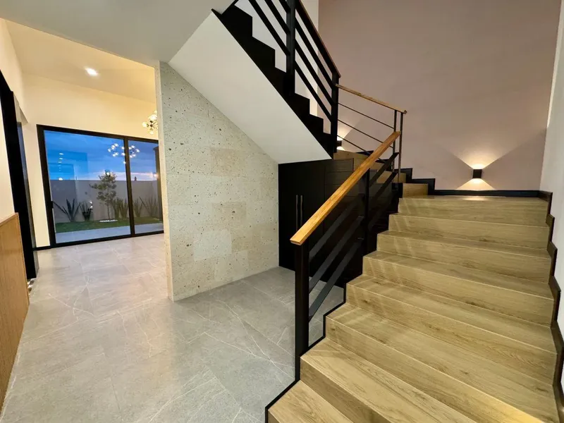 Casa en Venta en Lomas de Juriquilla, Querétaro | Diseño Único, 3 Recámaras y Jardín, Lagos de Juriquilla, Querétaro — foto 2 de 6