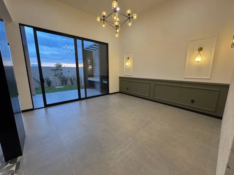 Casa en Venta en Lomas de Juriquilla, Querétaro | Diseño Único, 3 Recámaras y Jardín, Lagos de Juriquilla, Querétaro — foto 3 de 6